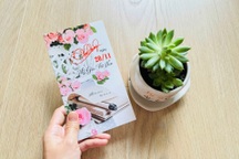 Phụ huynh ân hận vì bị cô giáo trả quà kèm phong bì giữa sân trường