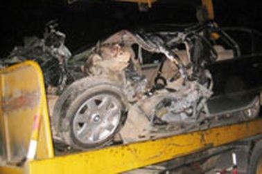 BMW húc xe tải, xe hơi tiền tỷ thành đống sắt vụn