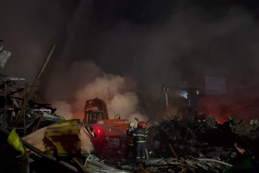 Hàng trăm người xuyên đêm nỗ lực chữa cháy khu nhà xưởng ở Hà Nội