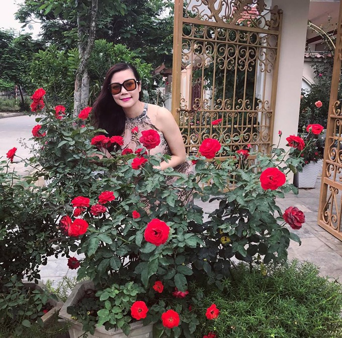 Từ ngoài cổng nhà đến phía sân trước của ngôi nhà chị Mai Linh (36 tuổi, Hòa Bình) đều được trồng kín các loại hoa hồng.