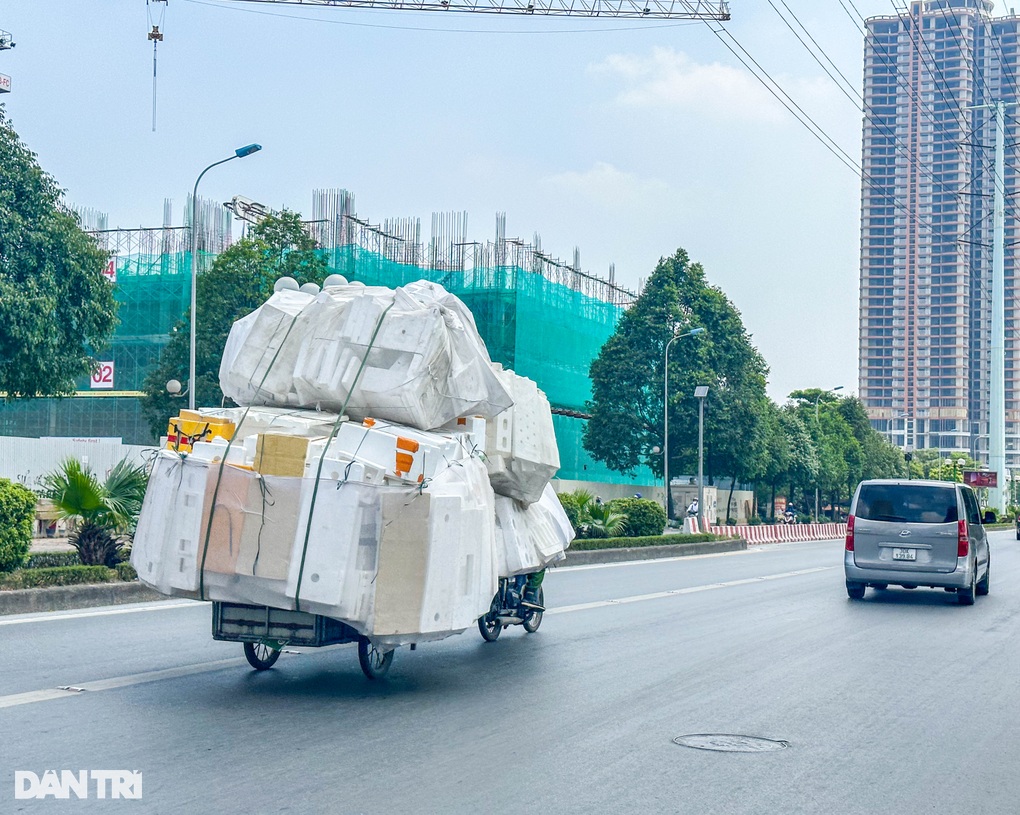 Xe máy chở hàng chất cao như núi nghênh ngang trên đường phố Hà Nội - 6 Xe máy chở hàng chất cao như núi nghênh ngang trên đường phố Hà Nội - 6
