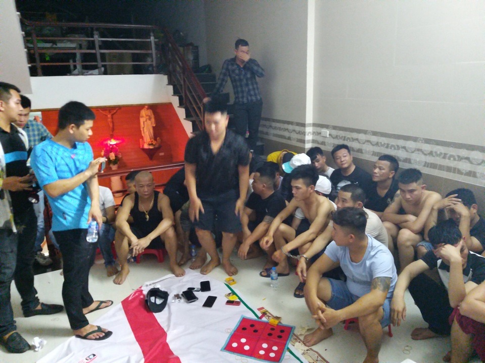 Sới bạc khủng có xe đưa rước bị triệt xóa lúc nửa đêm - 2 Sới bạc khủng có xe đưa rước bị triệt xóa lúc nửa đêm - 2