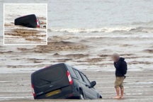 Người đàn ông nhận "trái đắng" khi lái ô tô ra biển