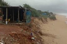 Sơ tán khẩn cấp 20 hộ dân do sóng biển giật mạnh