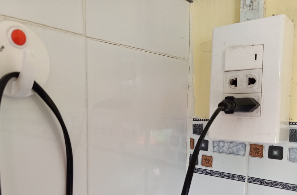 2 cháu bé bị điện giật tử vong - 1