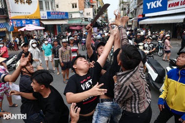 Thanh niên cầm dao đi giật đồ cúng rằm tháng Bảy ở TPHCM