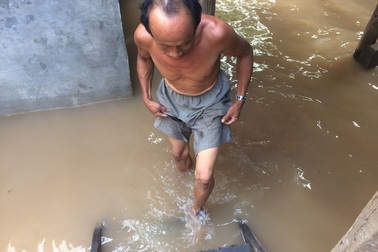 Nước lũ lên nhanh, dân trở tay không kịp