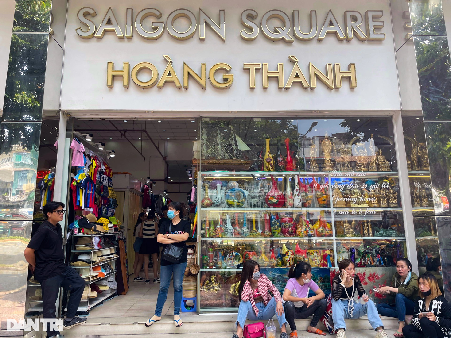 Tiểu thương Saigon Square đóng cửa hàng loạt sau khi bị kiểm tra - 10 Tiểu thương Saigon Square đóng cửa hàng loạt sau khi bị kiểm tra - 10