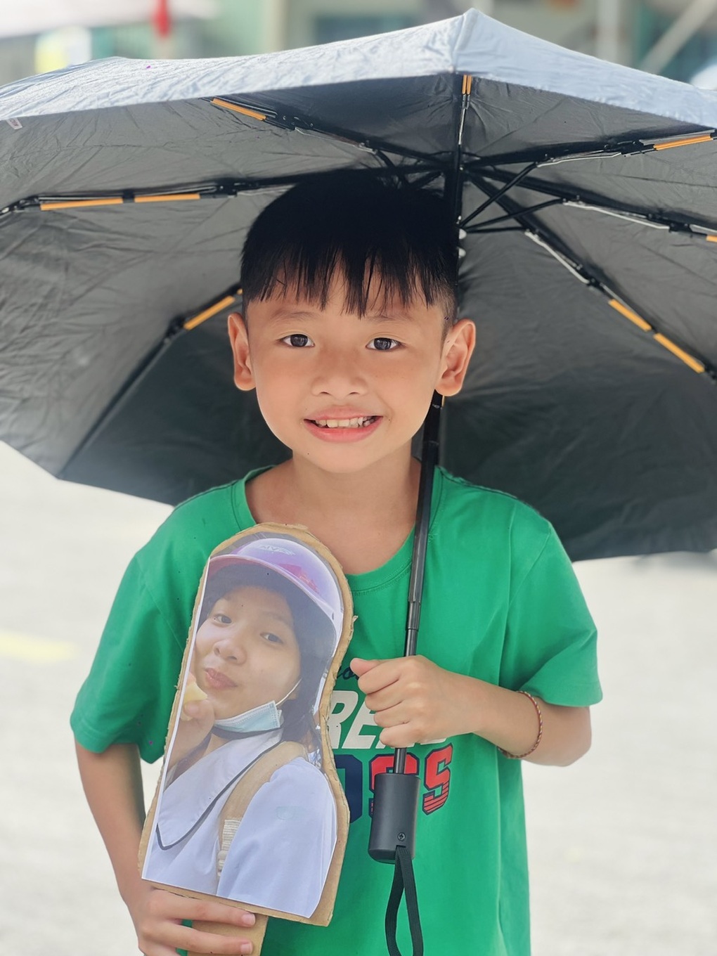 Rụng tim với cậu bé đưa chị đi thi: “Ở nhà như chó với mèo” - 1 Rụng tim với cậu bé đưa chị đi thi: “Ở nhà như chó với mèo” - 1