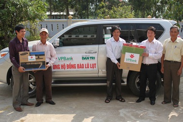 Quà cứu trợ đến nơi bị cô lập hơn 2 tuần