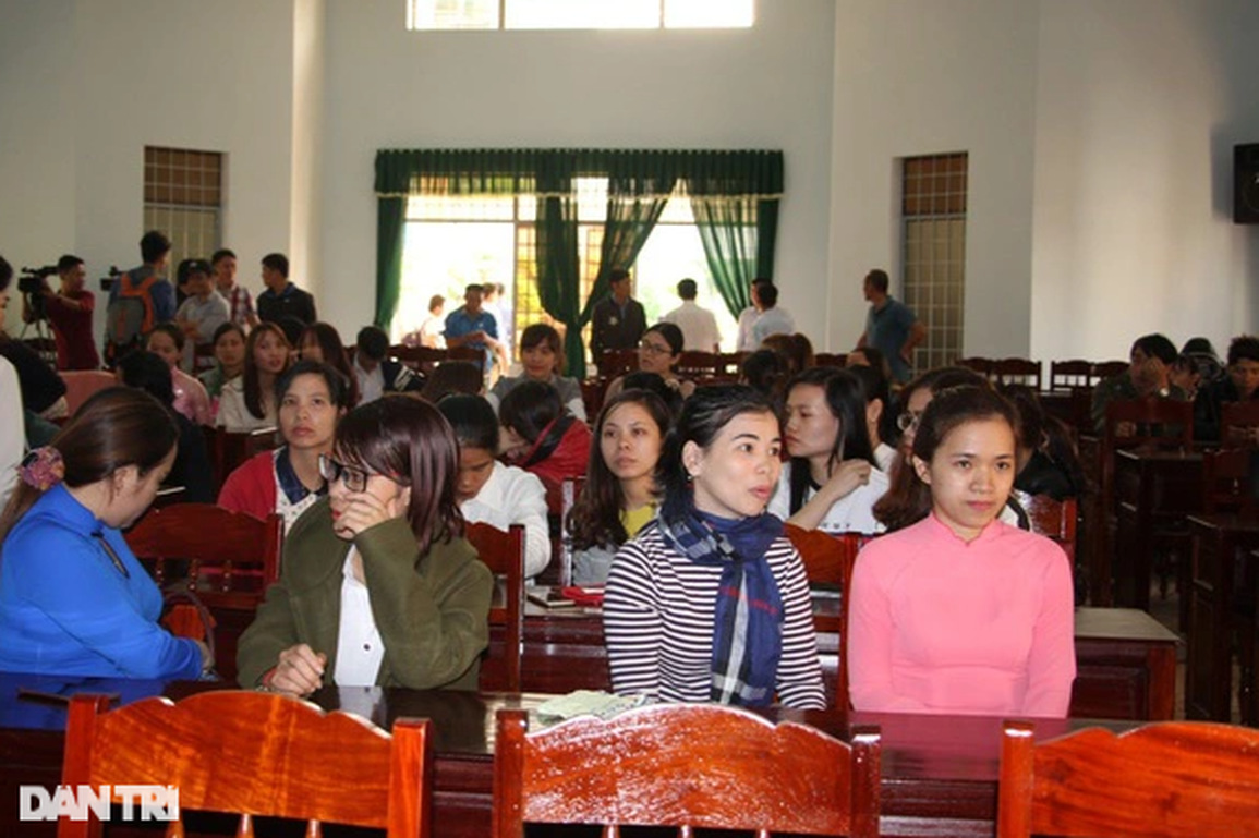 5 giáo viên bị thôi việc trái luật thắng kiện, được bồi thường 1,2 tỷ đồng - 2 5 giáo viên bị thôi việc trái luật thắng kiện, được bồi thường 1,2 tỷ đồng - 2