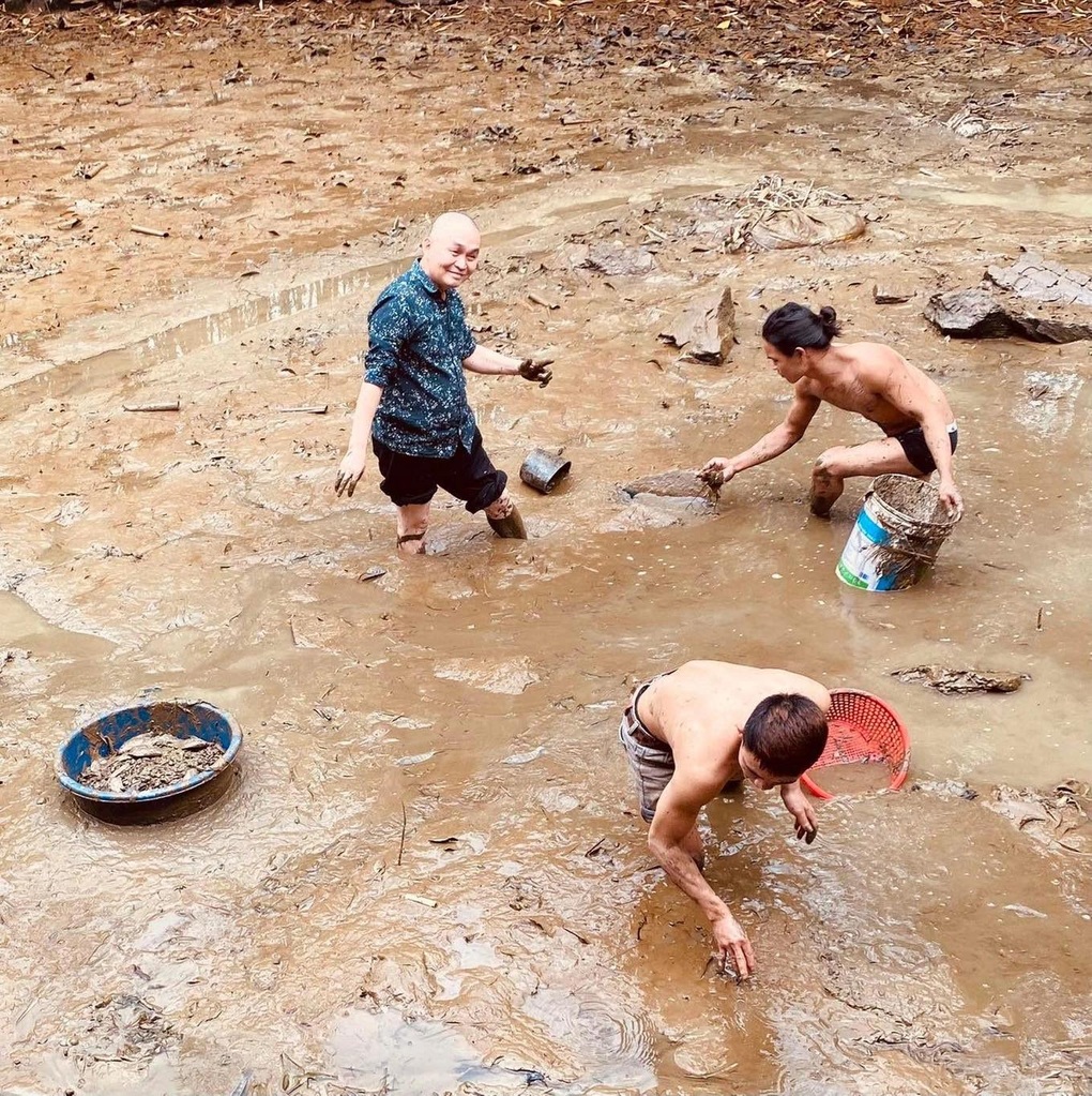 Xuân Hinh đến thăm mẹ Tự Long, kể chuyện bị Táo xã hội gọi là... anh - 3 Xuân Hinh đến thăm mẹ Tự Long, kể chuyện bị Táo xã hội gọi là... anh - 3