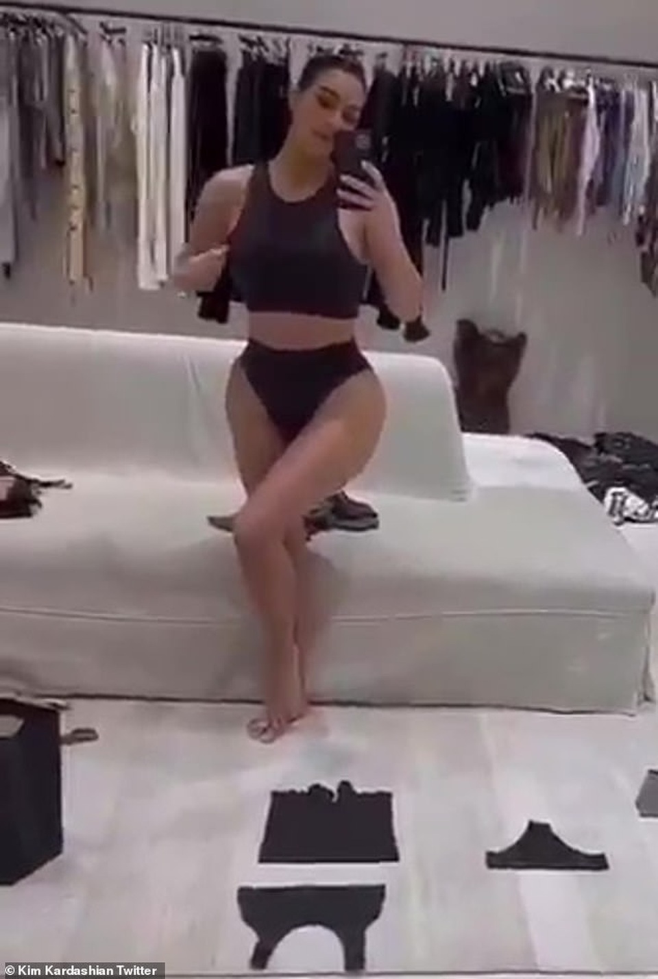Kim Kardashian lại khoe dáng để quảng cáo quần áo - 7 Kim Kardashian lại khoe dáng để quảng cáo quần áo - 7