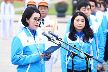 Đại biểu tham gia Đại hội Đoàn toàn quốc báo công tại Lăng Bác