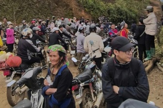 Đổ dồn leo núi ở Mù Cang Chải: Ùn tắc lối đi, lán nghỉ quá tải