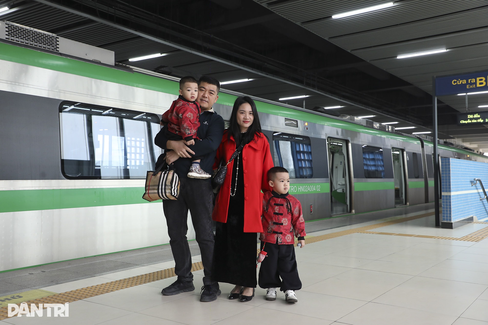 រថភ្លើងទីមួយនៃឆ្នាំម្សាញ់ នាំមនុស្សជាច្រើនមកធ្វើបុណ្យតេត - ២ Chuyến tàu đầu xuân Ất Tỵ đưa nhiều người dân đi chúc Tết - 2