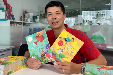 Ông bố 3 con Hà Nội sáng tác thơ thiếu nhi, tái chế đồng nát thành đồ chơi