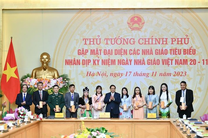 Thủ tướng Phạm Minh Chính tặng quà chúc mừng các nhà giáo tiêu biểu.