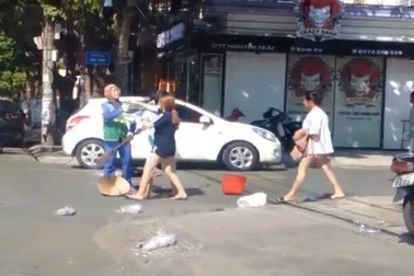 Chủ shop quần áo đến nhà xin lỗi chị lao công