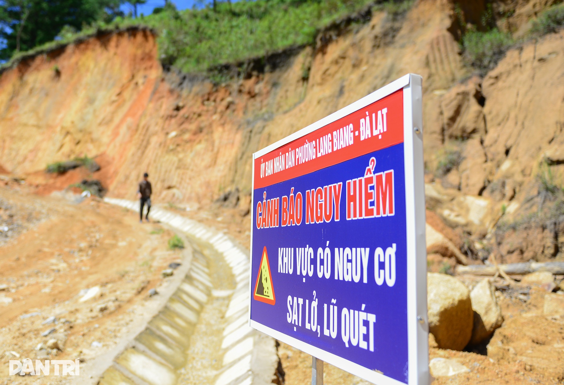 Người dân nín thở đi qua taluy dựng đứng, sạt lở ở Đà Lạt - 12 Người dân nín thở đi qua taluy dựng đứng, sạt lở ở Đà Lạt - 12
