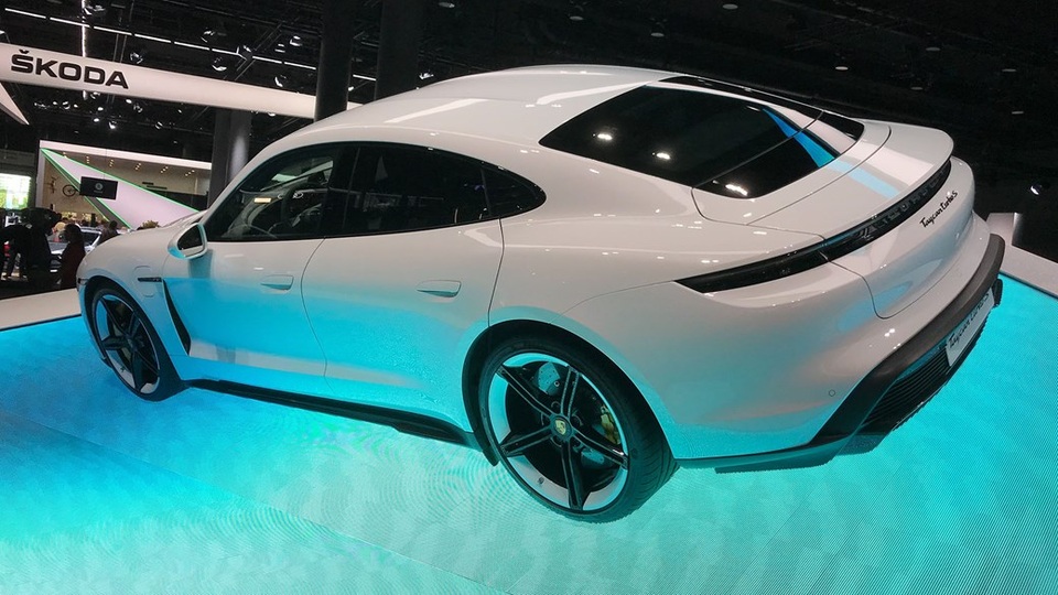 Porsche sắp ra thêm phiên bản Taycan giá rẻ - 1 Porsche sắp ra thêm phiên bản Taycan giá rẻ - 1