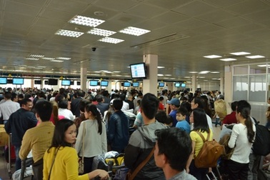 “Biển người” làm thủ tục tại sân bay Tân Sơn Nhất
