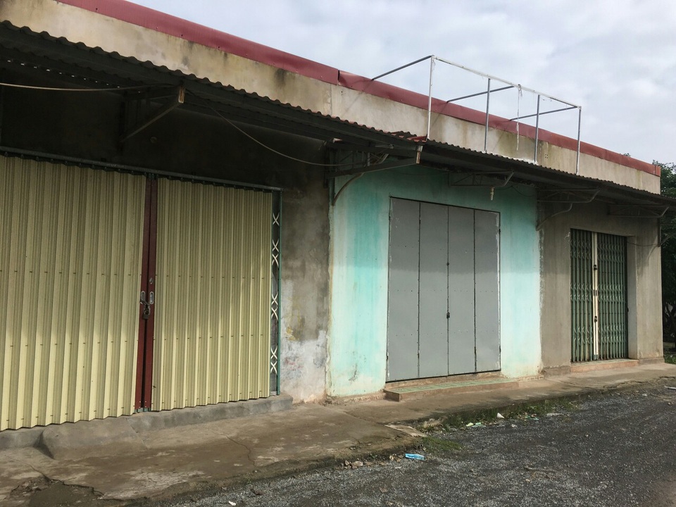 Chưa được cấp phép, chính quyền vẫn tự ý san lấp đất để làm ki-ốt cho thuê - 1 Chưa được cấp phép, chính quyền vẫn tự ý san lấp đất để làm ki-ốt cho thuê - 1