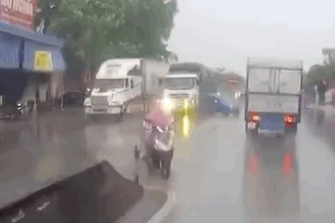 Xe con văng như quả bóng giữa hai xe tải vì đường trơn trượt, hạn chế tầm nhìn