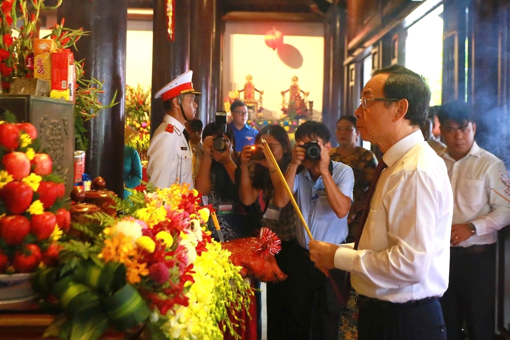 Lãnh đạo TPHCM dâng hương lễ giỗ chiến sỹ, đồng bào tại đặc khu Côn Đảo - 1 Lãnh đạo TPHCM dâng hương lễ giỗ chiến sỹ, đồng bào tại đặc khu Côn Đảo - 1