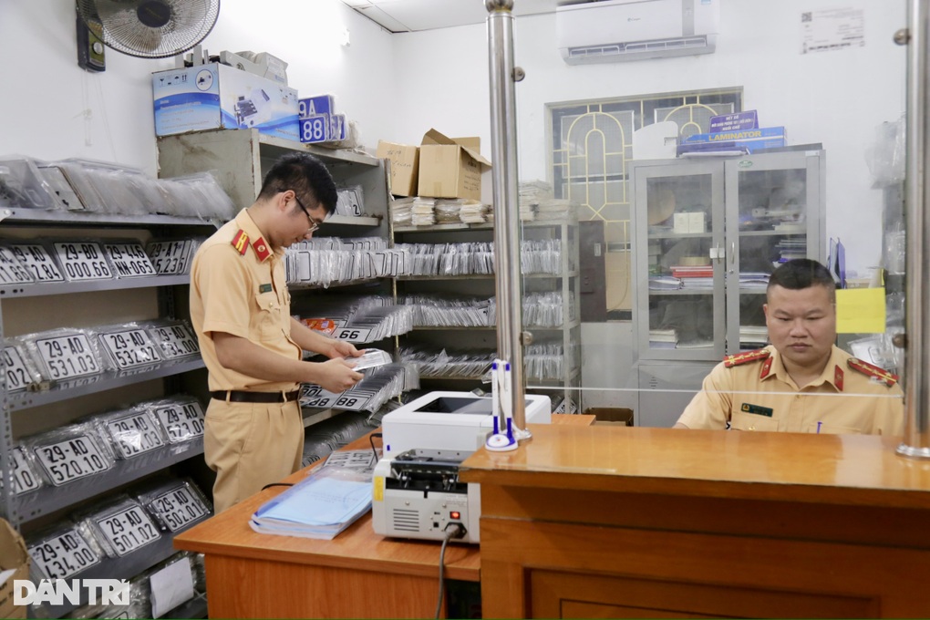 Ngày đầu vận hành chính quyền 2 cấp, người dân thuận lợi khi đi đăng ký xe
