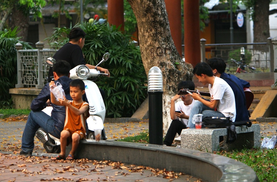 Nhiều người dân tụ tập chơi thể thao không đeo khẩu trang ở công viên - 2 Nhiều người dân tụ tập chơi thể thao không đeo khẩu trang ở công viên - 2