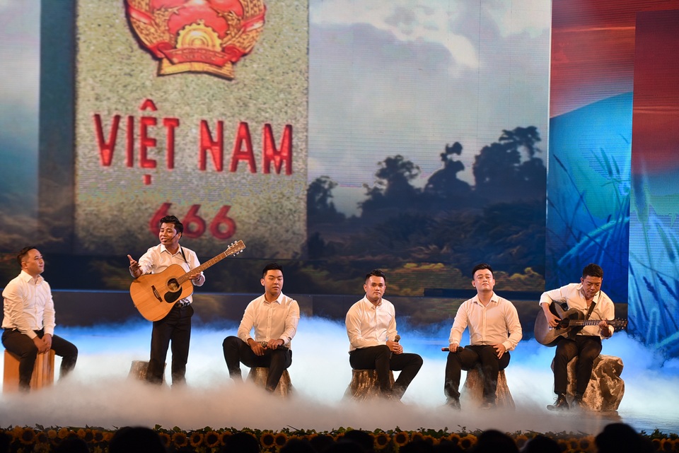 Nồng nàn, sâu lắng với chương trình “Tổ quốc tôi chưa đẹp thế bao giờ” - 10 Nồng nàn, sâu lắng với chương trình “Tổ quốc tôi chưa đẹp thế bao giờ” - 10