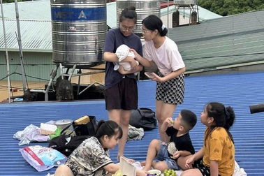 Thái Nguyên: Sinh viên ngồi nóc nhà kêu cứu khẩn cấp