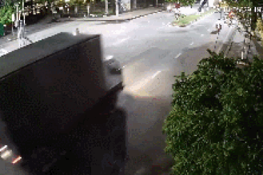 Thân cây chìa ra đường gây tai nạn giao thông, trách nhiệm của ai?