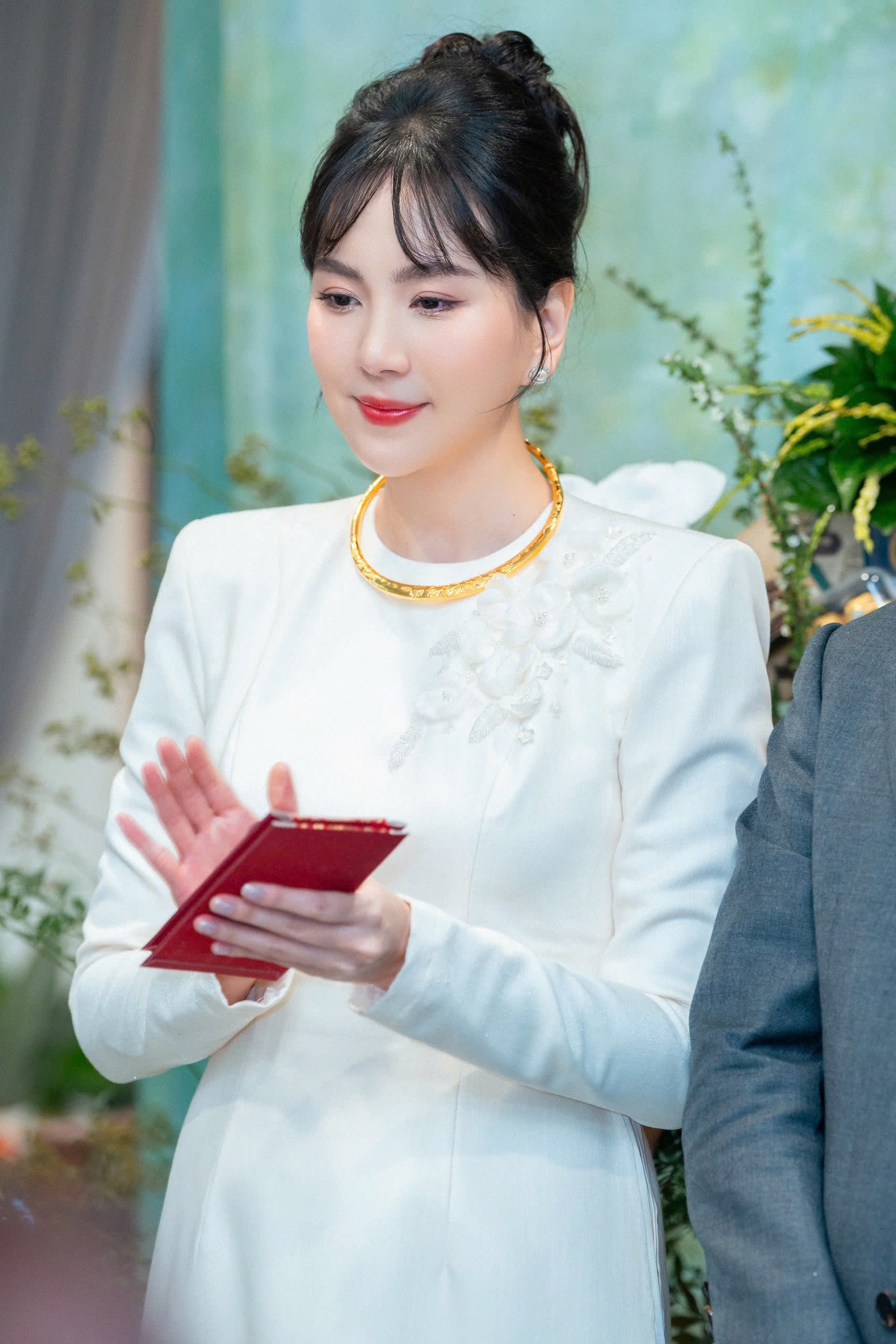 MC Mai Ngọc rạng rỡ trong lễ dạm ngõ với chồng doanh nhân - 6 MC Mai Ngọc rạng rỡ trong lễ dạm ngõ với chồng doanh nhân - 6