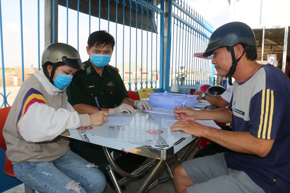 Đồng Tháp buộc người dân đeo khẩu trang và xử lý vi phạm - 4 Đồng Tháp buộc người dân đeo khẩu trang và xử lý vi phạm - 4