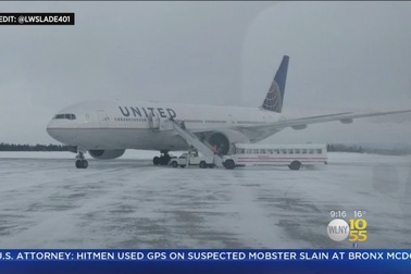 Canada lạnh -30 độ C, máy bay “chôn chân” ở đường băng vì cửa đông cứng