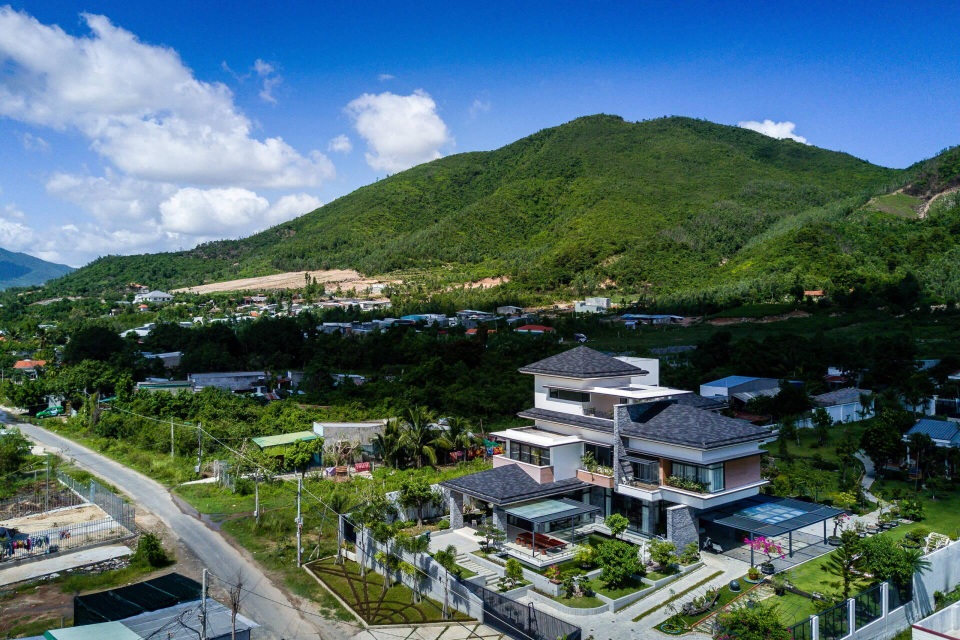 Biệt phủ rộng 3.600 m2, có cả tầng hầm nhìn “xuyên thấu” hồ cá Koi - 1