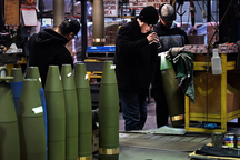 Cấp tập viện trợ vũ khí cho Ukraine, Mỹ lộ điểm yếu đáng lo ngại