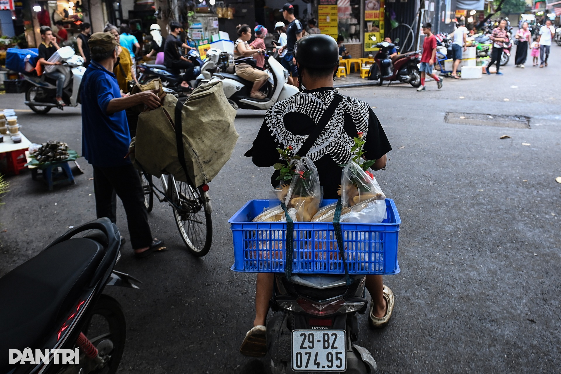 Chợ Tết Đoan Ngọ thưa người, shipper giao đồ cúng bở hơi tai - 13 Chợ Tết Đoan Ngọ thưa người, shipper giao đồ cúng bở hơi tai - 13