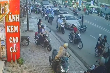 Nguyên nhân người đàn ông chặn đầu ô tô, đập phá giữa đường ở Bình Dương