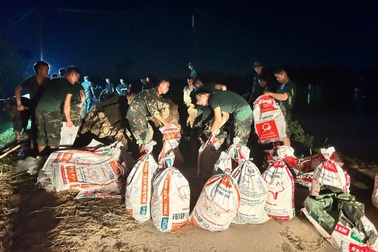 1.600 người căng mình xuyên đêm đắp đê sông Cầu trước cơn lũ lịch sử