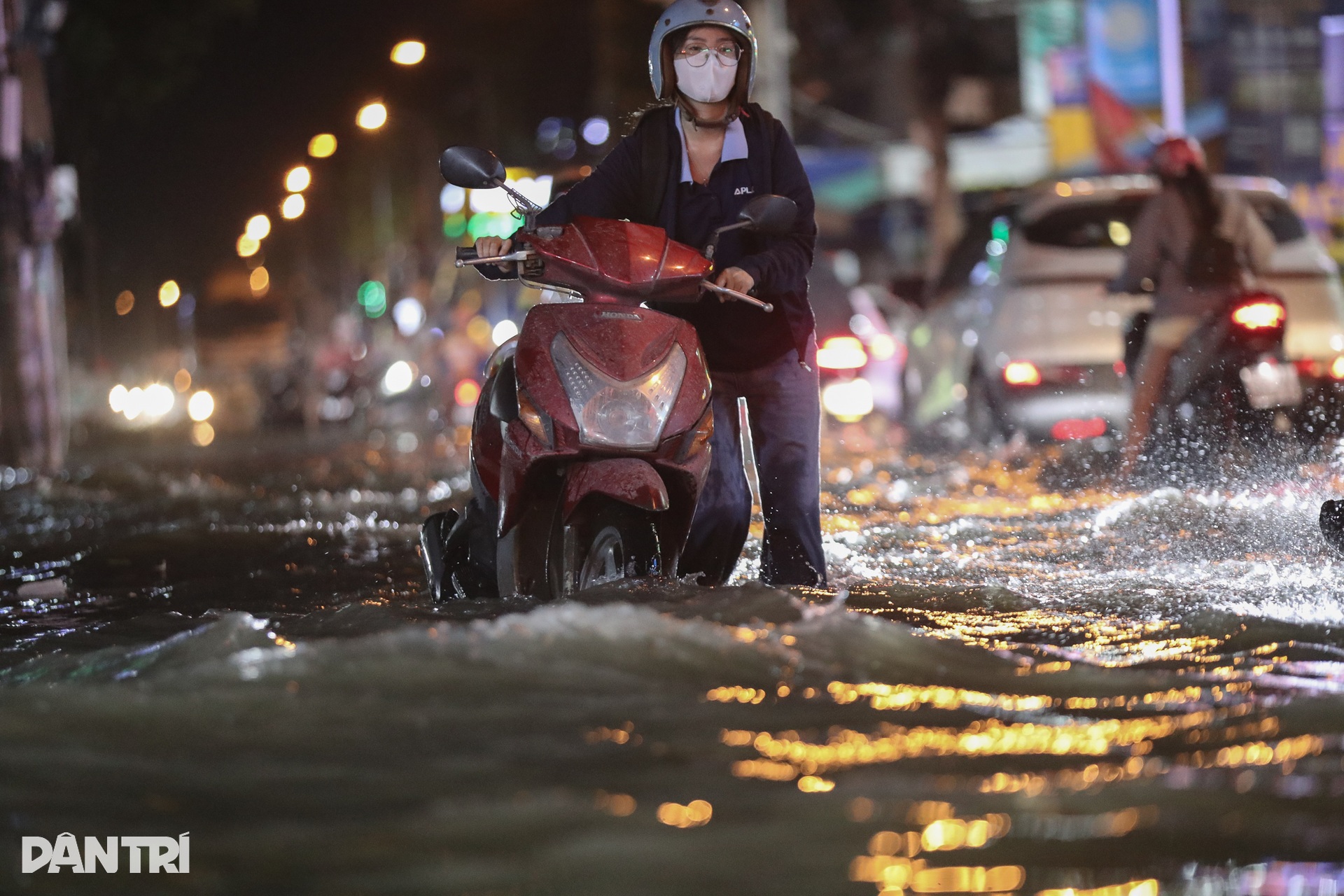 TPHCM chìm trong biển nước do triều cường: Người dân chật vật di chuyển - 4