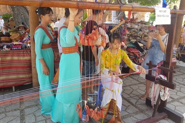 Biểu diễn thổ cẩm trong khuôn khổ Festival Biển Nha Trang - Khánh Hòa 2019