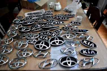 Bắt nhóm trộm chuyên tháo logo ôtô