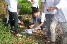 Đốt “phao” trước cổng trường sau buổi thi Sử