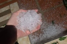 Bất ngờ xuất hiện giông lốc kèm mưa đá