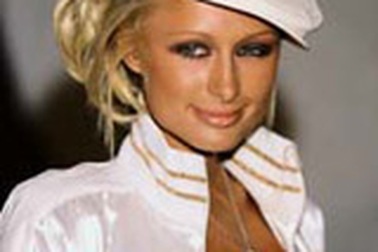 Paris Hilton lại say sưa "làm ăn"!