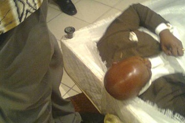 Bộ trưởng “tòm tem” với vợ vua