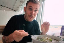 Chi 550.000 đồng ăn bát phở ở sân bay Tân Sơn Nhất, khách Tây nhận xét gì?